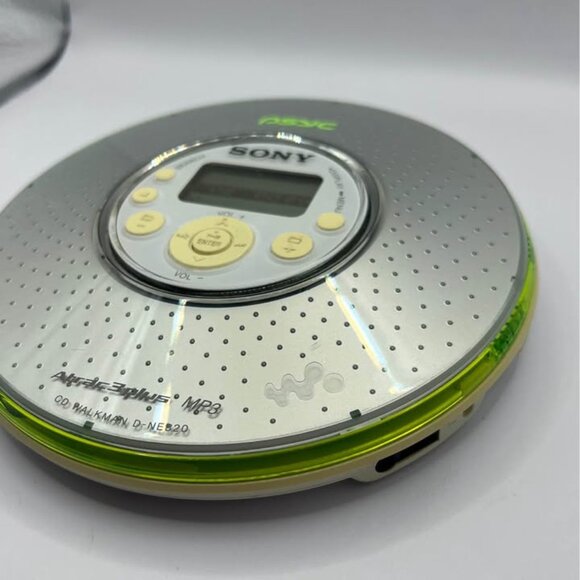 Sony PSYC MP3/ATRAC Portable CD Player - Walkman - Electric White (D-NE320/WC1) - Picture 5 of 6